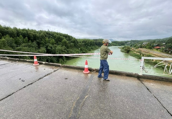 Lực lượng chức năng ráo riết tìm kiếm người gặp nạn.