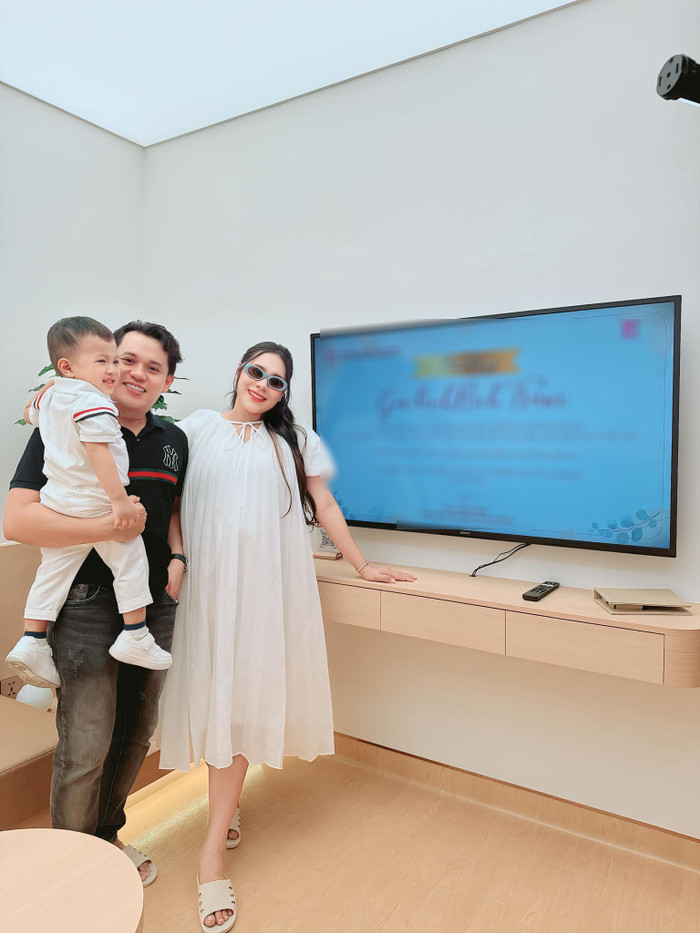 Hồ Bích Trâm tươi tắn, được chồng và con trai đưa đến bệnh viện để sinh. (Ảnh: FBNV)