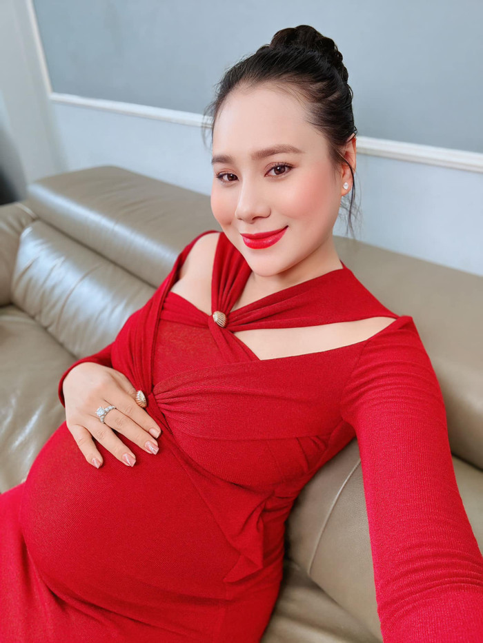 Hồ Bích Trâm sinh con gái vào ngày 21/11. Tháng cuối thai kỳ, cô tăng khoảng 20kg. (Ảnh: FBNV)