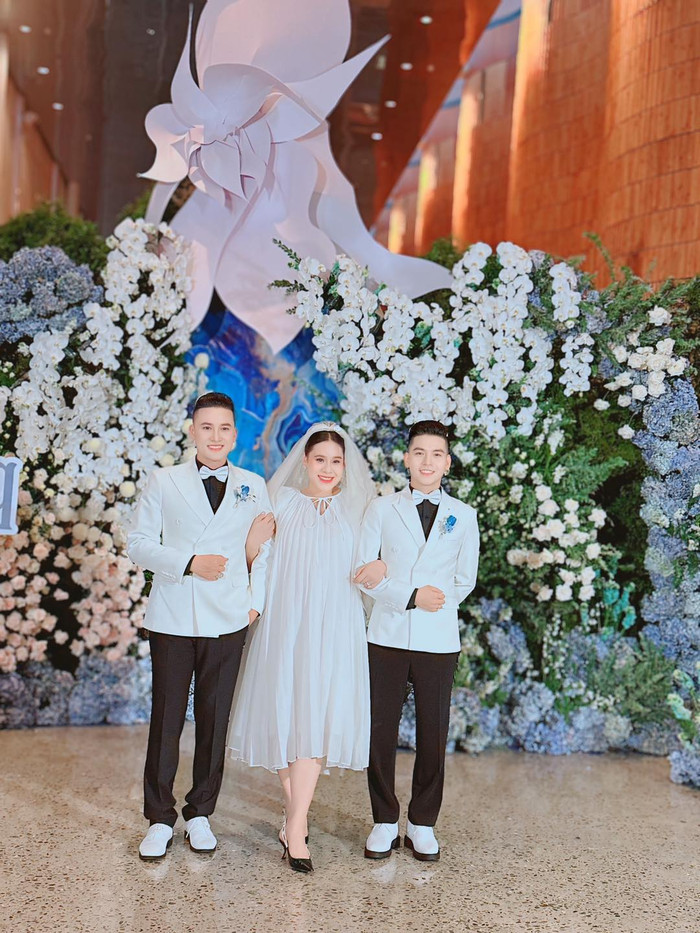 Nữ diễn viên rạng rỡ đến chúc mừng đám cưới Hà Trí Quang - Thanh Đoàn. (Ảnh: FBNV)