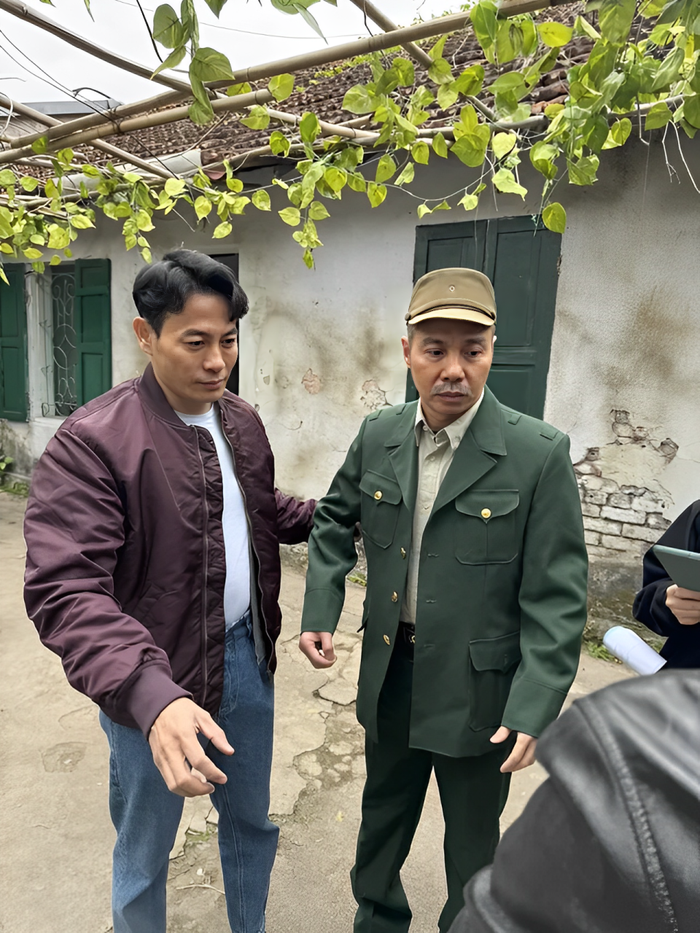 NSND Công Lý được đồng nghiệp hỗ trợ khi đóng Trạm Cứu Hộ Trái Tim - Ảnh: VTV.