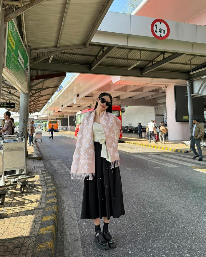 Hoa hậu Thanh Thủy diện bản phối thời trang trẻ trung, 'check in' tại đường phố Hà Nội.