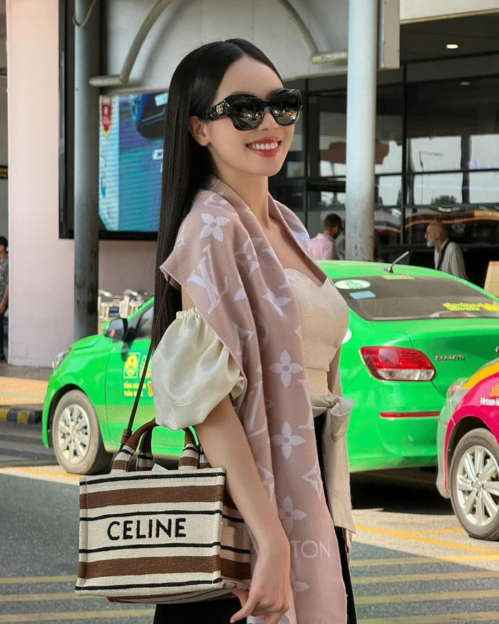 Hoa hậu Thanh Thủy 'dát' lên người dàn phụ kiện hàng hiệu tổng giá trị khoảng 80 triệu đồng.