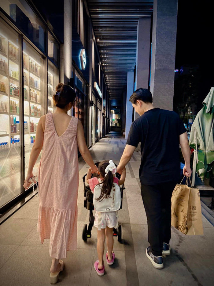 Khi sinh con khoảng 3 tháng, Đông Nhi đã cùng Ông Cao Thắng và hai con gái đi ra ngoài. Ảnh: FBNV