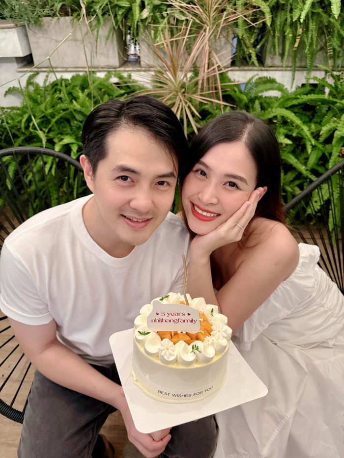 Đông Nhi và Ông Cao Thắng luôn ngọt ngào như thuở mới yêu. Ảnh: FBNV