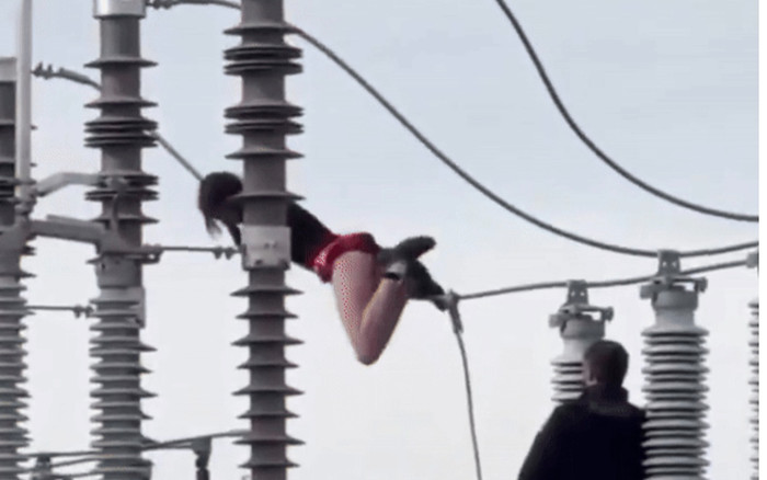 'Múa cột' trên trụ điện cao thế, người phụ nữ khiến 800 hộ dân gánh hậu quả Ảnh 2