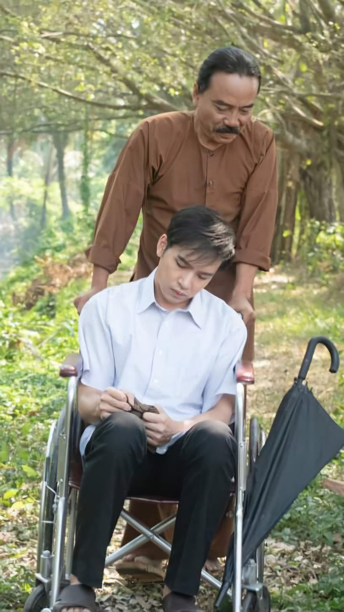 Bạch Công Khanh vào vai Thịnh không chỉ bị khờ mà còn ngồi xe lăn.