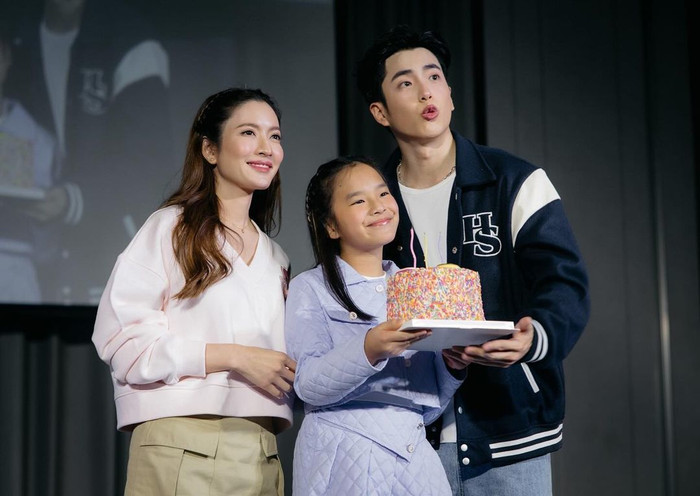 Aff Taksaorn dẫn con gái riêng đến mừng sinh nhật bạn trai.