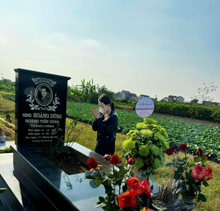 Thanh Hương về Hưng Yên thăm mộ cố NSND Hoàng Dũng. Ảnh: FBNV