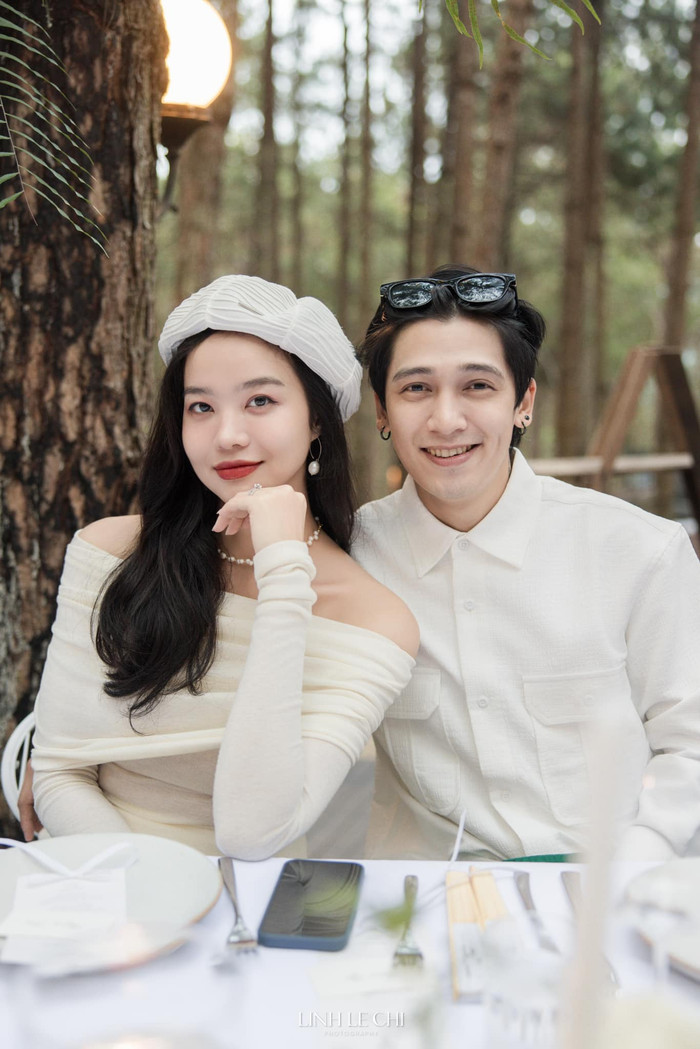 Sau gần 1 năm về chung nhà, Hoa hậu Kiều Ngân và ca sĩ Tronie Ngô vui mừng khi 'lên chức' bố mẹ. (Ảnh: FBNV)