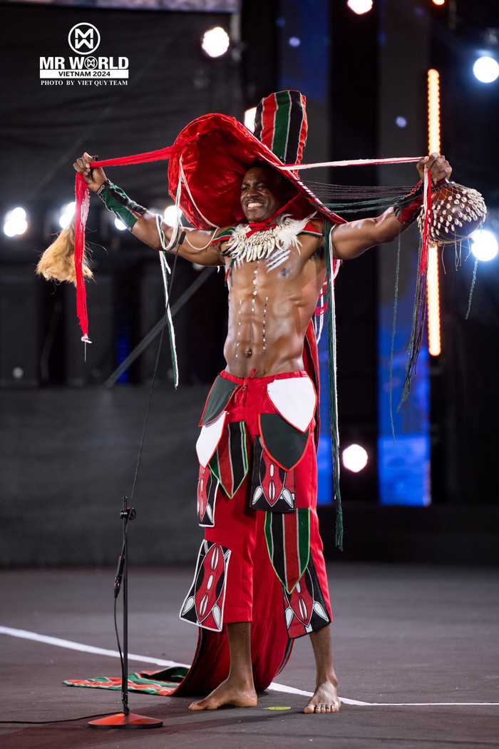 Bộ trang phục thể hiện tinh thần quốc gia để tôn vinh lá cờ quốc gia của đại diện Kenya.