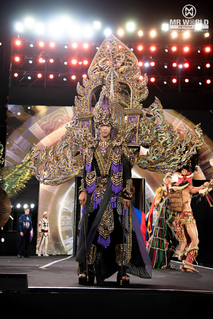 Trang phục của Mr World Indonesia lấy cảm hứng từ triều đại hoàng gia Java, wayang (nhà hát múa rối truyền thống) và sự quyến rũ tinh tế của giới quý tộc Java, trang phục này thể hiện sức mạnh, trí tuệ và sự rạng rỡ.