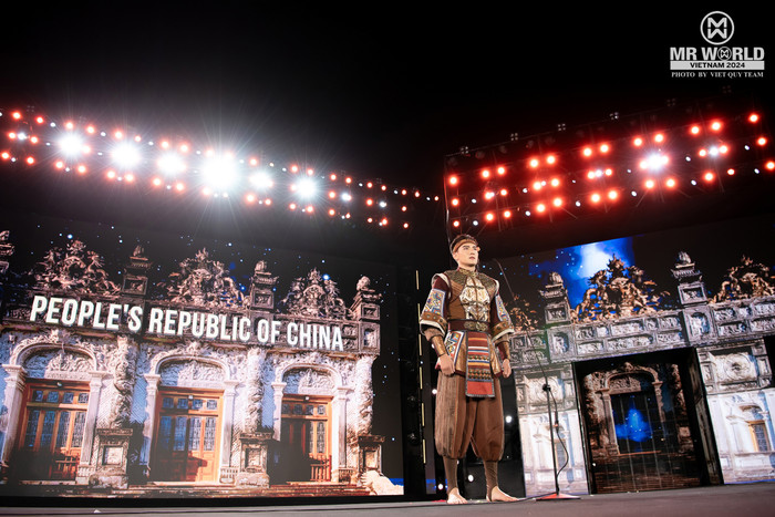 Mr World China diện trang phục lấy cảm hứng từ mặt trời. Người Miêu tin rằng mặt trời là một vị thần, và trong truyền thuyết cổ xưa, người Miêu tin rằng mặt trời là nhà và mặt trời là một vị thần toàn năng với sức mạnh mạnh mẽ và bền bỉ. 