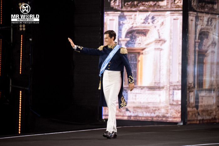 Mr World Argentina mặc một bộ trang phục dân tộc lấy cảm hứng từ José de San Martín, người anh hùng giành độc lập được yêu mến của Argentina.