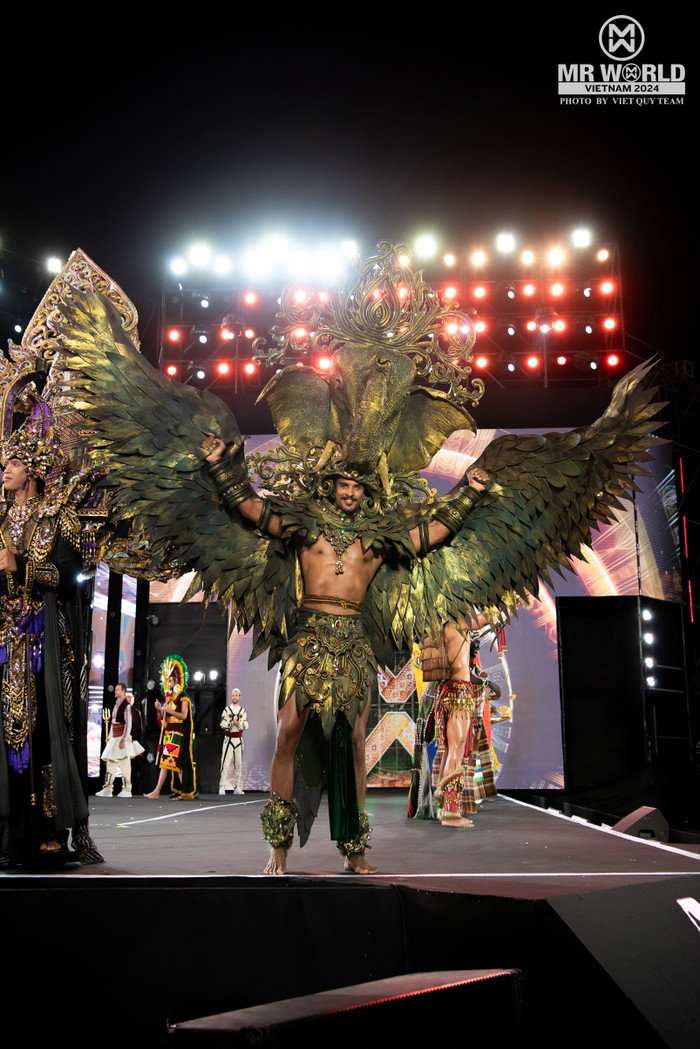 Trang phục của Sri Lanka, sự pha trộn độc đáo giữa sức mạnh và chủ nghĩa thần bí với câu chuyện về Ath-kanda Lihiniya thể hiện di sản văn hóa phong phú và truyền thống thần thoại của hòn đảo.