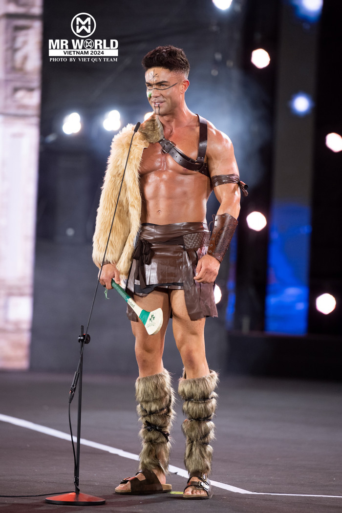 Trang phục của Mr World Ireland lấy cảm hứng từ Cú Chulainn, một chiến binh và á thần người Ireland hiện thân của Lugh, vị thần Ireland. Hình ảnh của Cú Chulainn thường được những người theo chủ nghĩa dân tộc Ireland nhắc đến. 