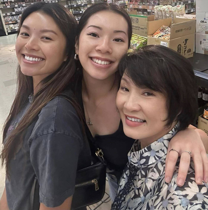 Nghệ sĩ Hồng Đào và 2 cô con gái xinh xắn, giỏi giang.