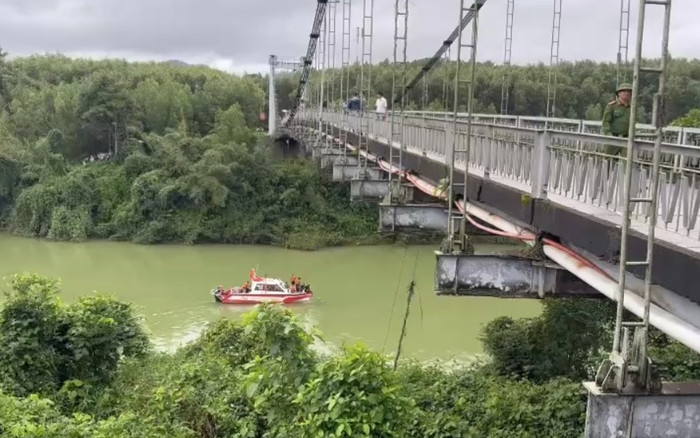 Danh tính hai nạn nhân mất tích vụ xe rác rơi khỏi cầu, lao thẳng xuống sông Hương Ảnh 2