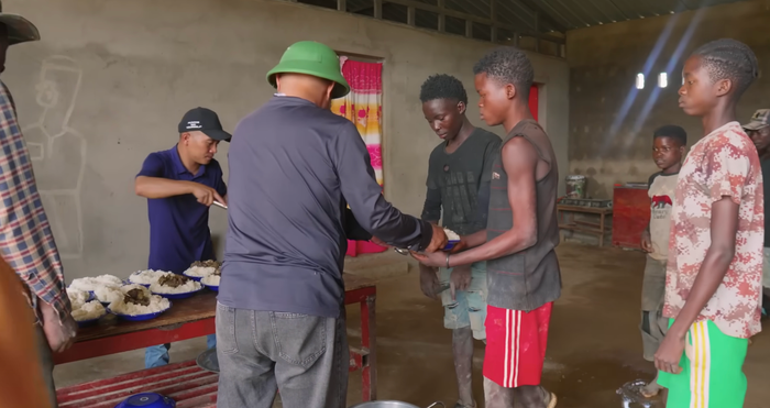 Mọi người vui vẻ khi được thưởng thức món ăn Việt Nam.