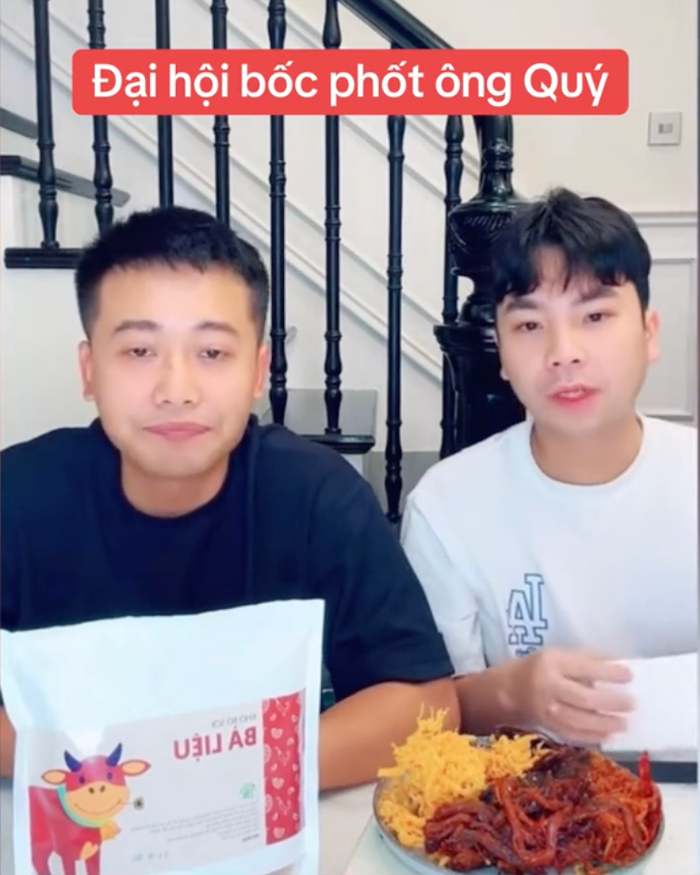 Quang Linh và anh rể (tay phải) trong buổi livestream.