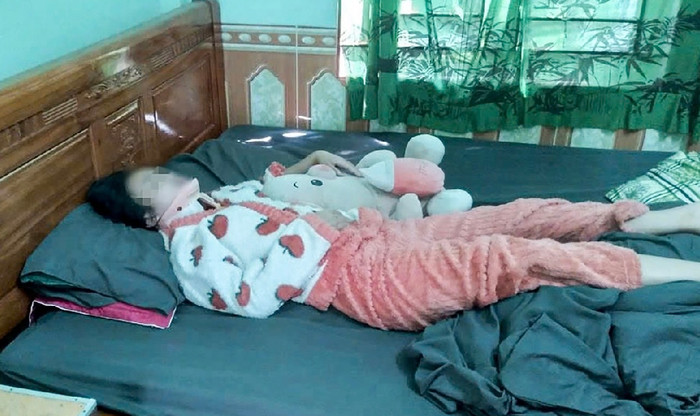 Nữ sinh L.V.G.N. đang nằm điều trị tại gia đình - Ảnh: Tuổi Trẻ