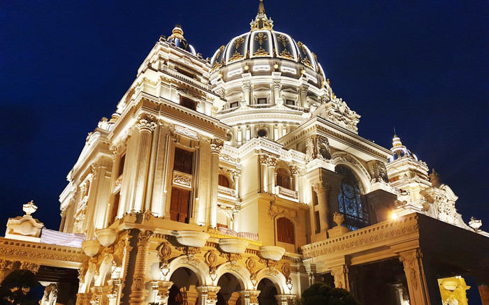 Đại gia Việt sở hữu lâu đài dát vàng 1000 tỷ, tổ chức đám cưới xa hoa bậc nhất cho con trai Ảnh 2