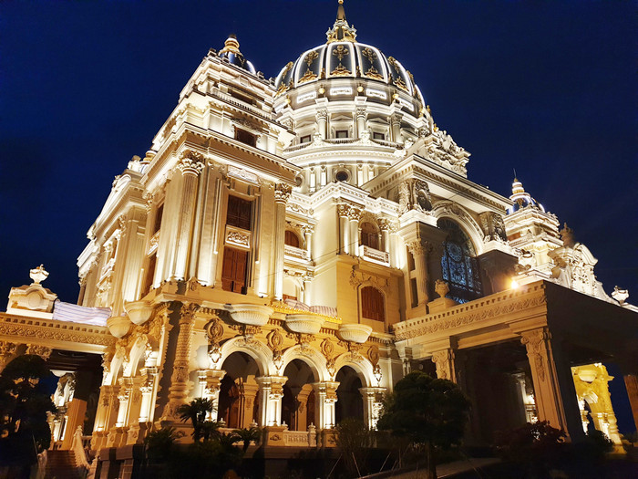 Khuôn viên lâu đài rộng 10.00m2; mặt sàn khoảng 2.000m2, trong đó mặt tiền dài khoảng 60m.