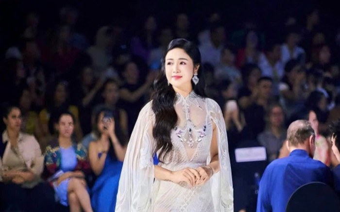 'Người tình' Lý Hùng tự tin catwalk ở U60, nhan sắc hiện tại gây chú ý Ảnh 2