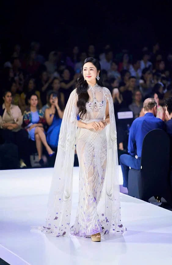 NSND Thu Hà tự tin trình diễn catwalk đầy chuyên nghiệp. Ảnh: FBNV