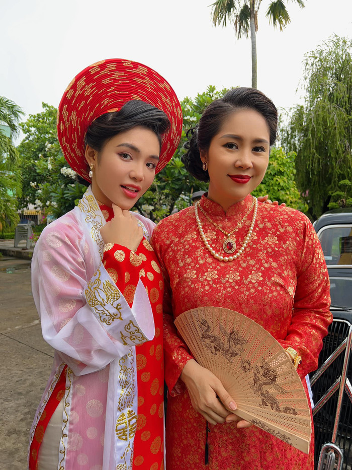 Yeye Nhật Hạ và Lê Phương cùng chụp ảnh ở hậu trường phim. (Ảnh: FBNV)