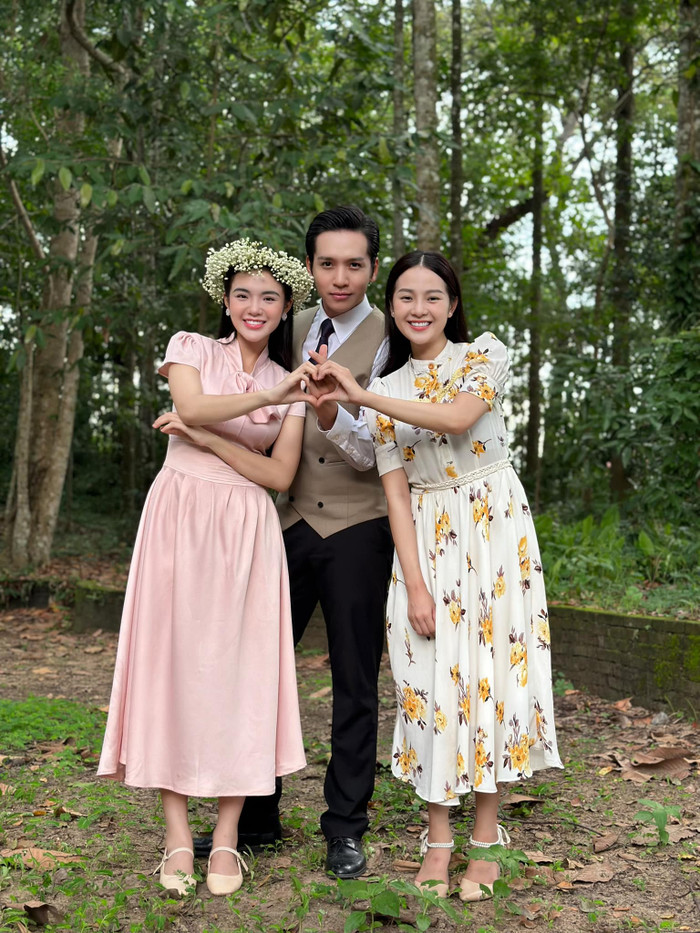 Bạch Công Khanh chia sẻ ảnh hậu trường chụp với 2 nữ diễn viên. (Ảnh: FBNV)