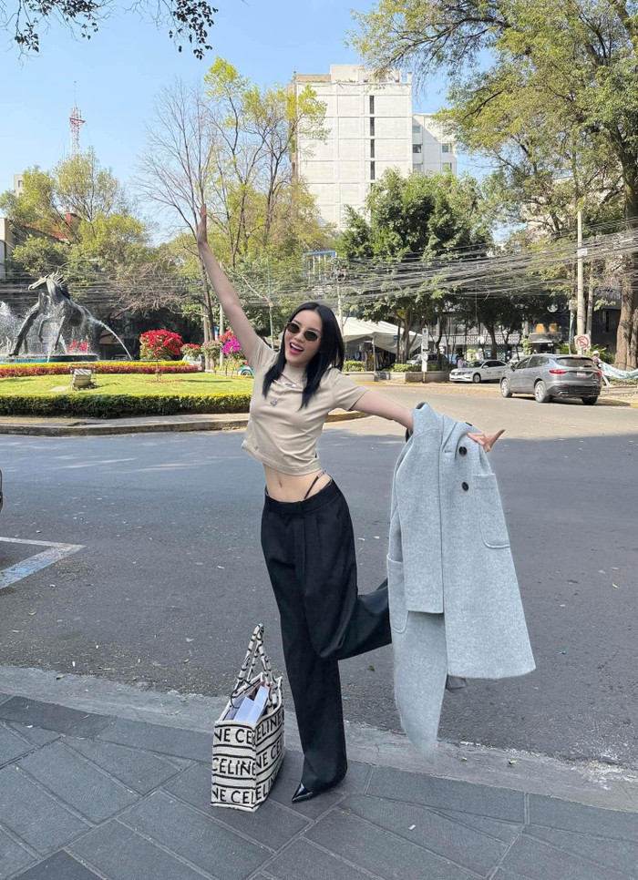 Trước ngày về Việt Nam, Hoa hậu Kỳ Duyên tiếp tục khiến công chúng 'bỏng mắt' với màn lên đồ để lộ dây nội y mỏng manh.