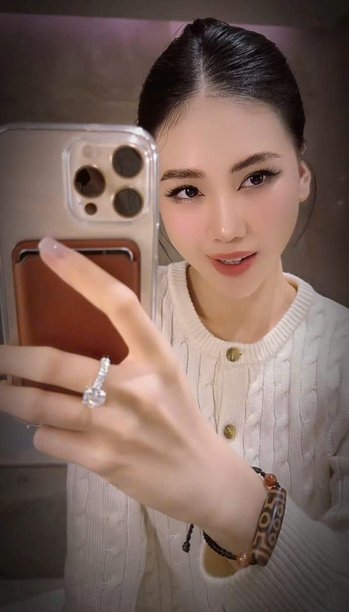 Bùi Quỳnh Hoa gây chú ý khi đeo chiếc nhẫn kim cương cỡ lớn ngay vị trí đặc biệt.