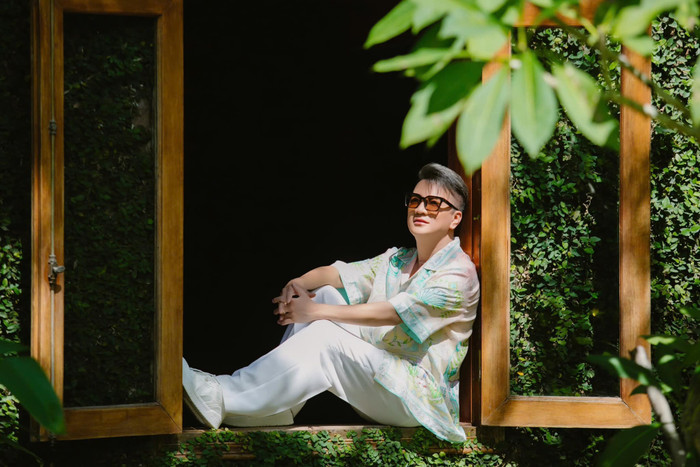 Nam ca sĩ cho biết ở thời điểm này, anh chọn những điều nhẹ nhàng, yên ổn thay vì 'nổi loạn', cá tính như trước. (Ảnh: FBNV).