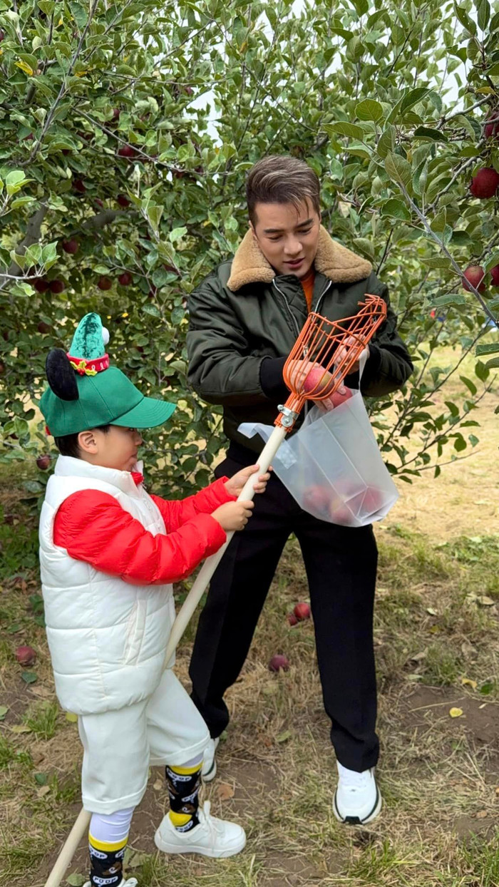 Khi không đi hát trong 9 tháng, Đàm Vĩnh Hưng dành nhiều thời gian cho con trai. (Ảnh: FBNV)