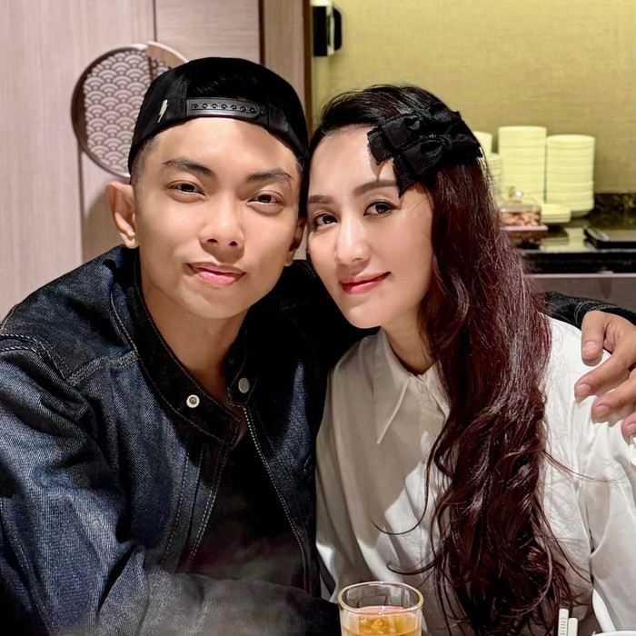 Khánh Thi - Phan Hiển thường xuyên 'hâm nóng tình cảm' thông qua việc kết hợp đi công tác và đi du lịch. Ảnh: FBNV