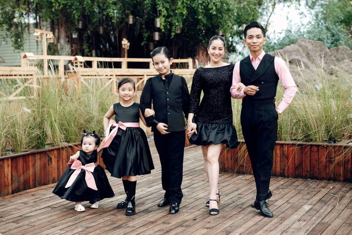 Gia đình hạnh phúc của Khánh Thi -  Phan Hiển. Ảnh: FBNV