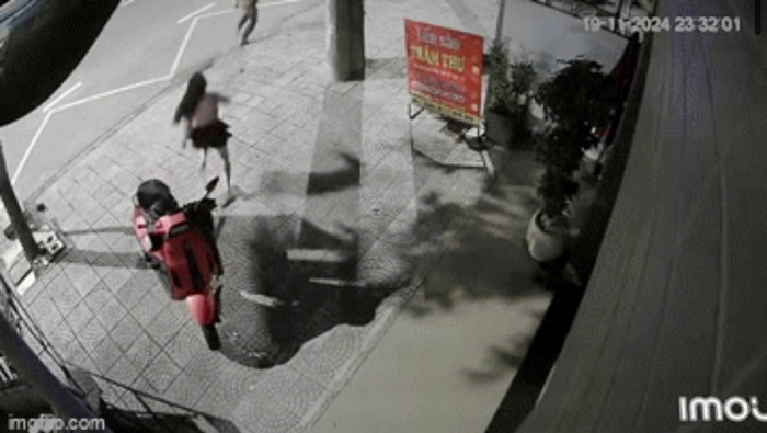 Giật điện thoại rồi bỏ chạy, tên cướp bất ngờ bị nạn nhân truy đuổi.