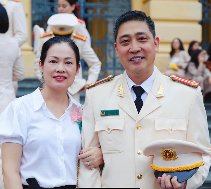 Ngoài đời, ông trùm Dương 'cơ bắp' là Thiếu tá, đang viên mãn bên vợ ngoài ngành và 4 người con.