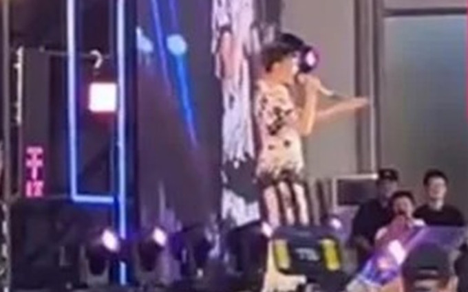 Nữ ca sĩ gặp 'sự cố tiêu hóa' trên sân khấu, khán giả cho biết đã ngửi thấy mùi hôi Ảnh 2