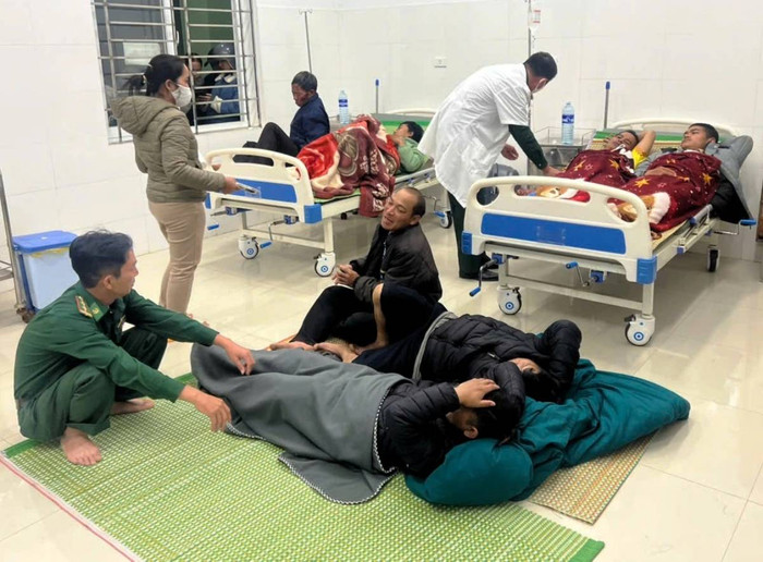 8 người bị ngộ độc được cấp cứu tại bệnh viện. Ảnh: Báo Thanh Niên.