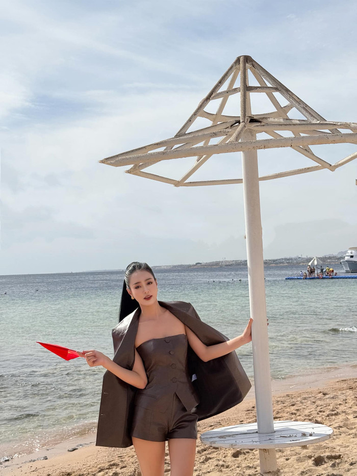 Trong khi Thanh Thủy và fan sắc đẹp vẫn đang tận hưởng niềm vui chiến thắng khi Việt Nam lần đầu tiên có vương miện Miss International thì tại Ai Cập, có một cô gái đang hết mình vì màu cờ sắc áo cho trận chiến chinh phục vương miện Miss Intercontinental - Hoa hậu Liên lục địa. Đó chính là Bùi Khánh Linh. 