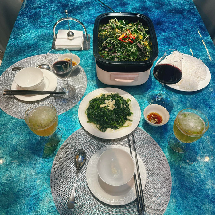 Shark Bình tự hào vì khả năng nấu ăn của Phương Oanh. Ảnh: FBNV