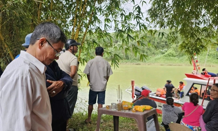 Người thân của hai nạn nhân có mặt để theo dõi cuộc tìm kiếm (Ảnh: Pháp luật TP.HCM)