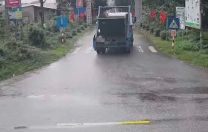 Khoảnh khắc trước khi rơi xuống sông của xe chở rác.