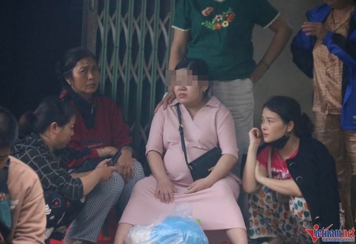 Người vợ đang mang thai của anh Tín ngồi thẫn thờ tại hiện trường trông ngóng tin chồng khiến nhiều người xót xa (Ảnh: Vietnamnet)