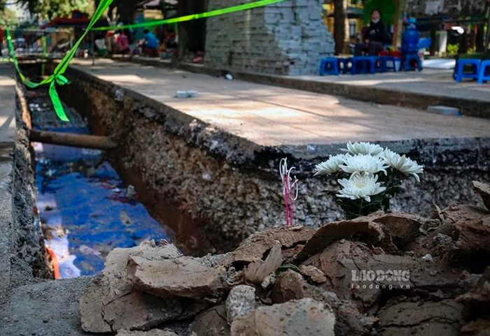 Những bộ hài cốt được phát hiện khi công nhân đang đào mương thoát nước ở độ sâu khoảng 1m so với mặt đường. Ảnh: Lao Động.