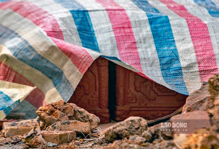 Lãnh đạo UBND phường Quang Trung xác nhận sự việc trên và cho biết, nơi đây ngày xưa là nghĩa địa cũ nên việc thi công bất cứ gì tại đây đều phát hiện được. Ảnh: Lao Động.