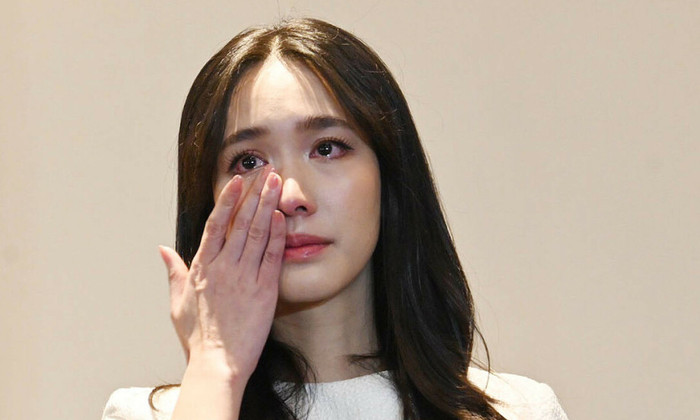 Nữ diễn viên Min Pechaya cũng đang bị bắt giữ vì là nghi phạm liên quan vụ lừa đảo.