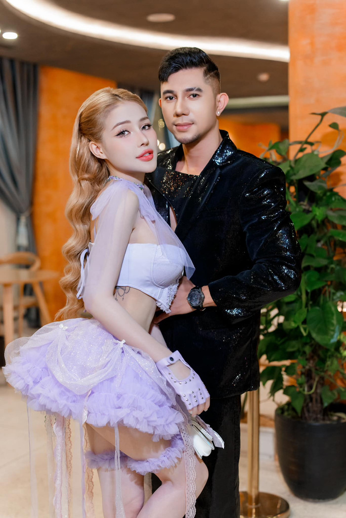 Lương Bằng Quang là người đưa Ngân 98 đi phẫu thuật và đứng sau hỗ trợ công việc cho nữ DJ. (Ảnh:FBNV).